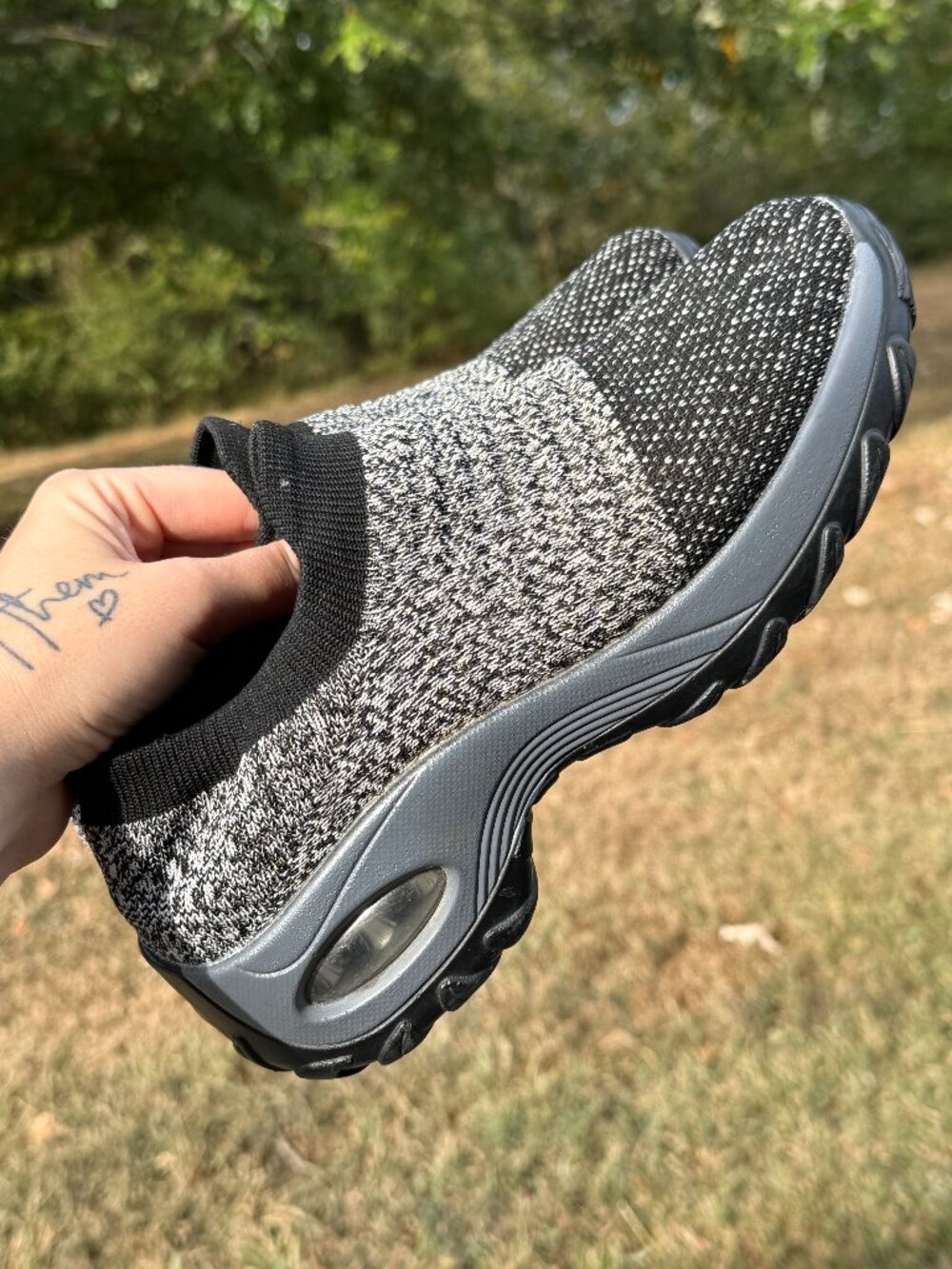 Womens 9.5 Black Gray Knit Slip On Walking Shoes Air Cushion Athleisure 4322
